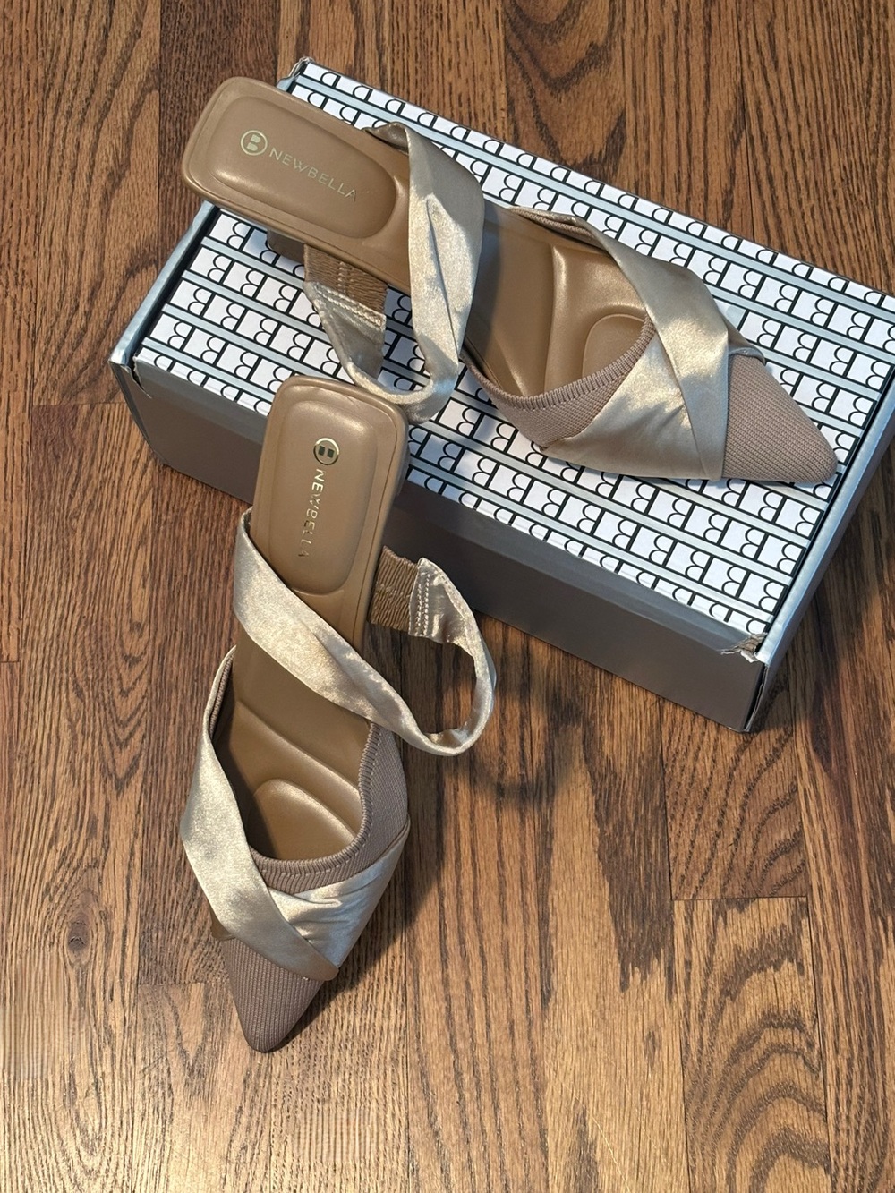 NIB Newbella Mousse Fit Pointed Toe Heeled Mules Champagne Gold Size 10